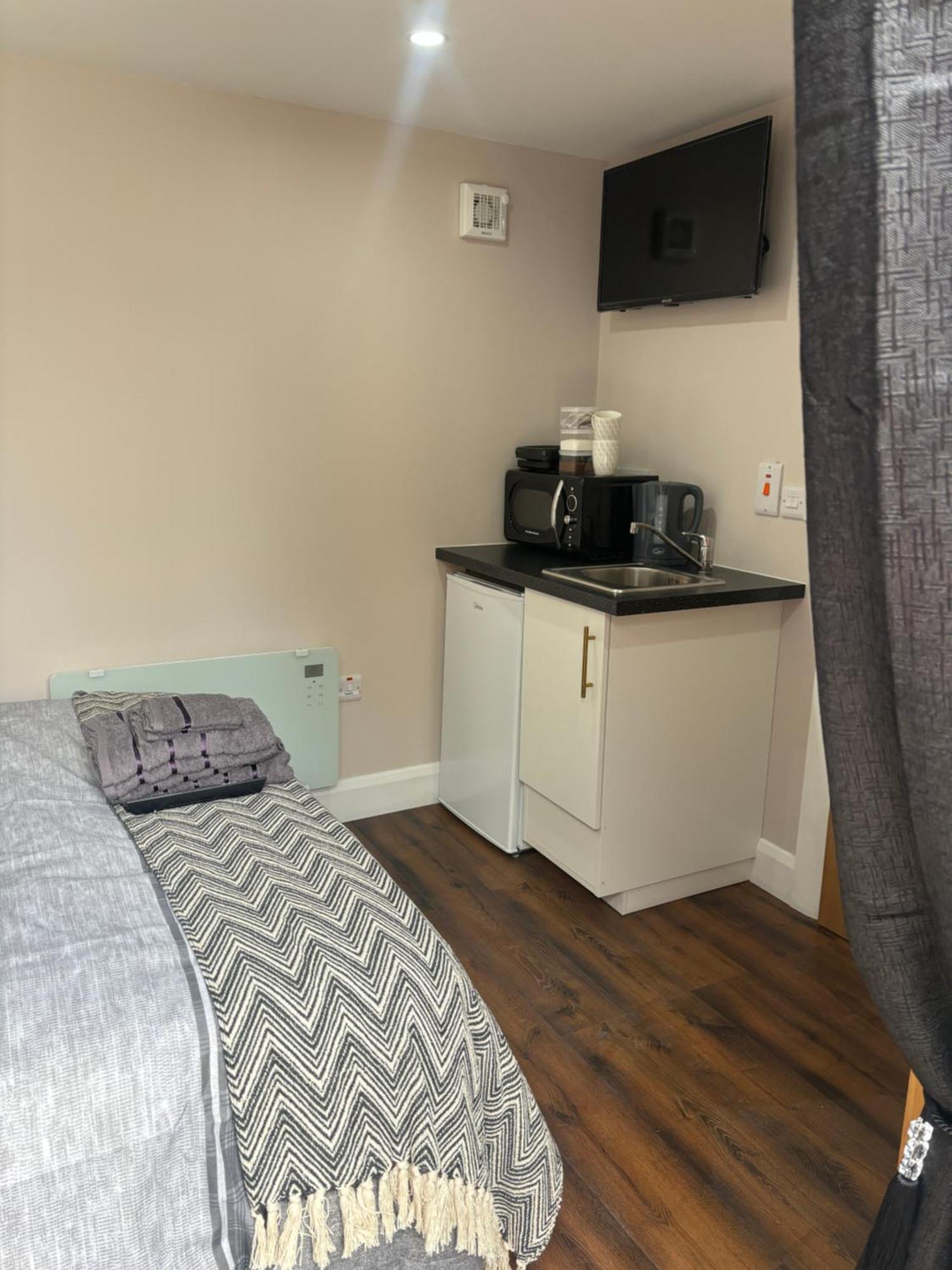 Private Detached Small Bedroom And Bathroom Only- This Is Not An Apartment Butlersbridge Exterior foto